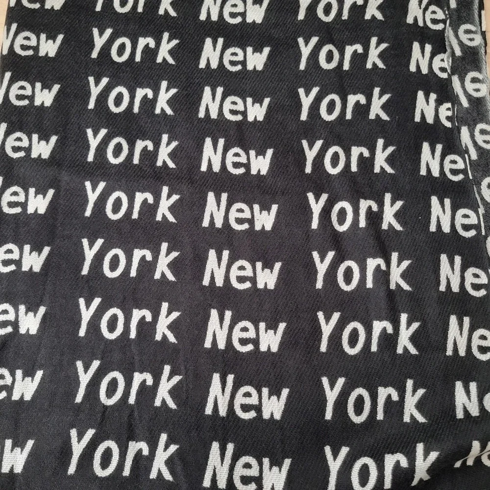 100% Cashmere Scarf Wrap Shawl Pashmina Black White Preppy Business NYC Print‎